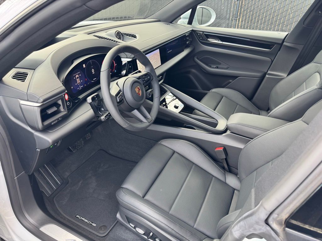 2025 Porsche Macan T 30