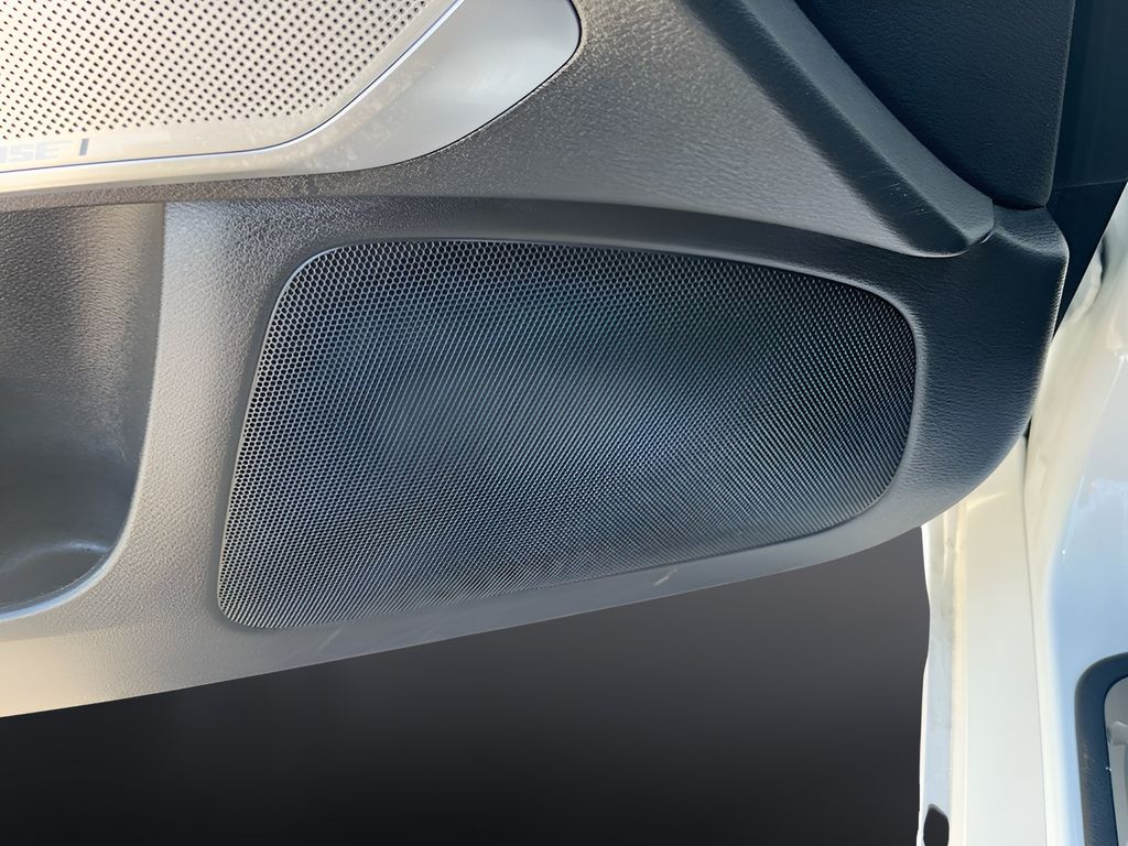 Used 2022 White INFINITI LUXE image 18