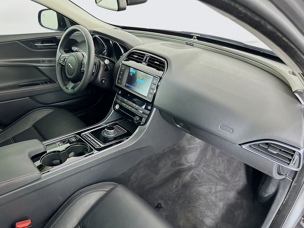 2017 Jaguar XE Prestige 29