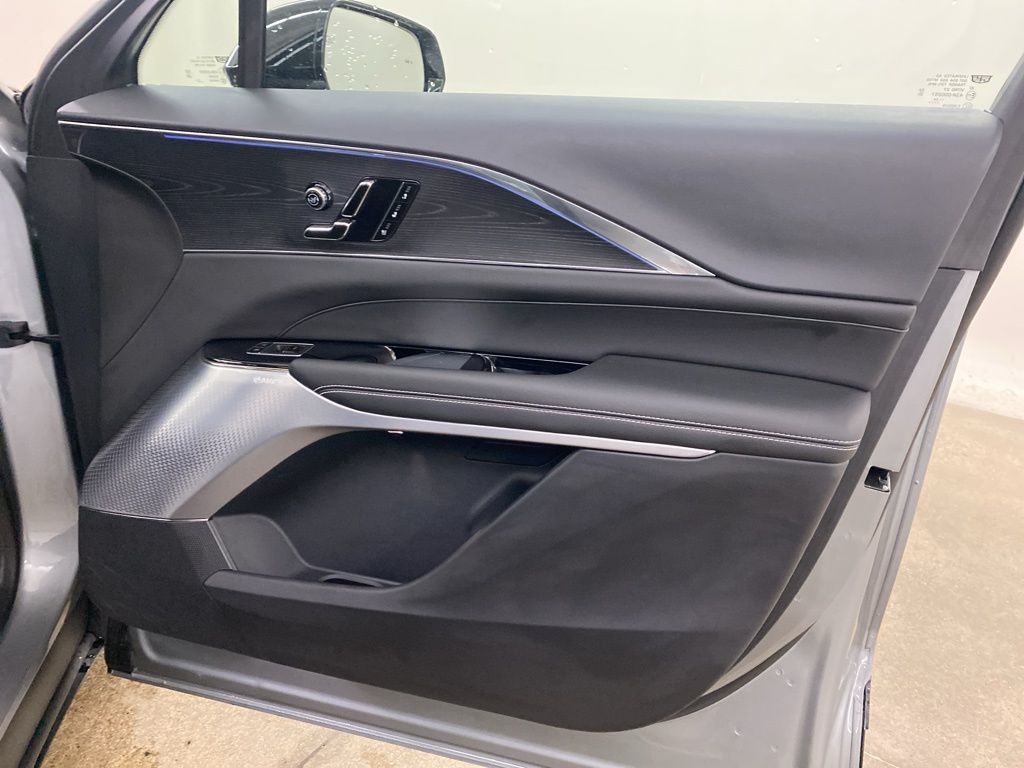 2024 Cadillac LYRIQ Luxury photo