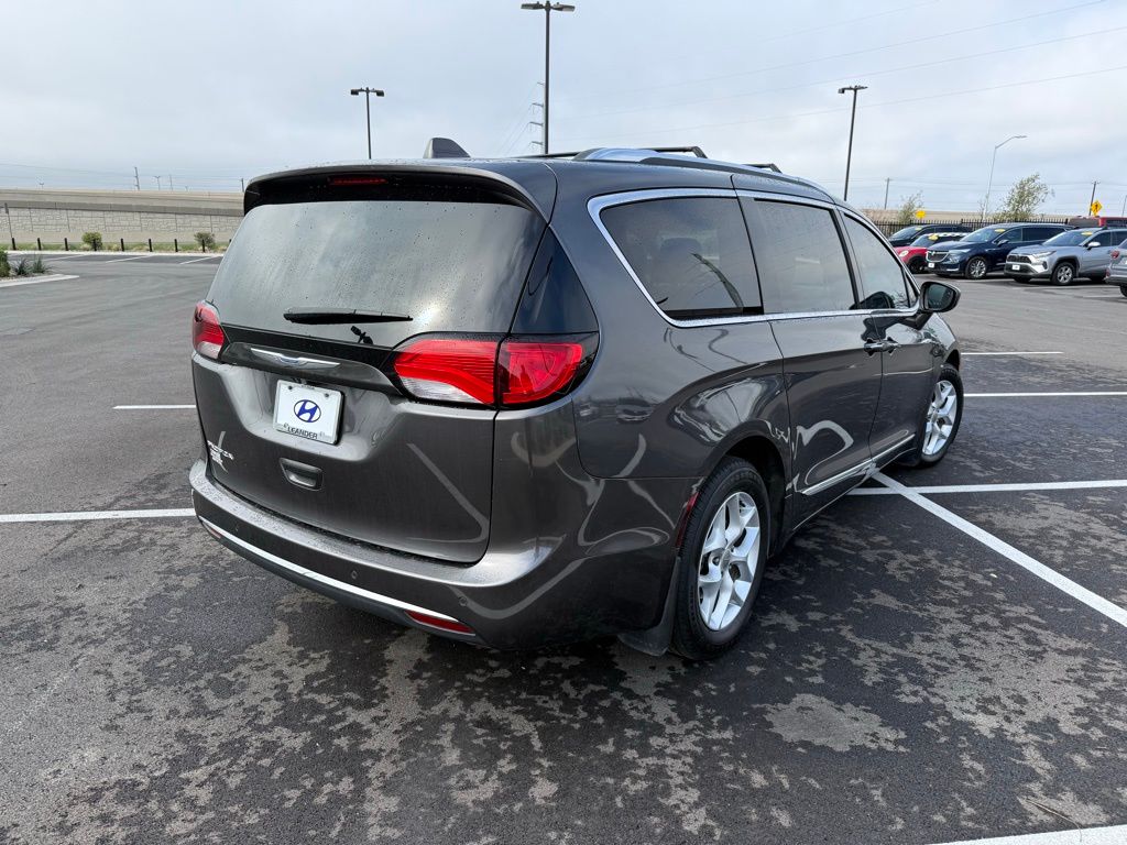 Thumbnail: 2017 Chrysler Pacifica - 5