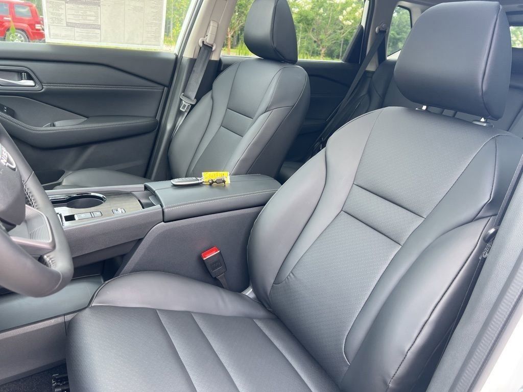 2025 Everest White Pearl Nissan Rogue SV FWD SUV