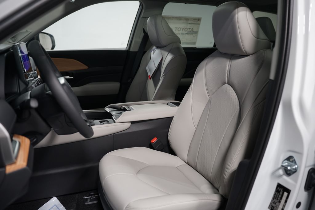 2025 Toyota Grand Highlander Limited 29