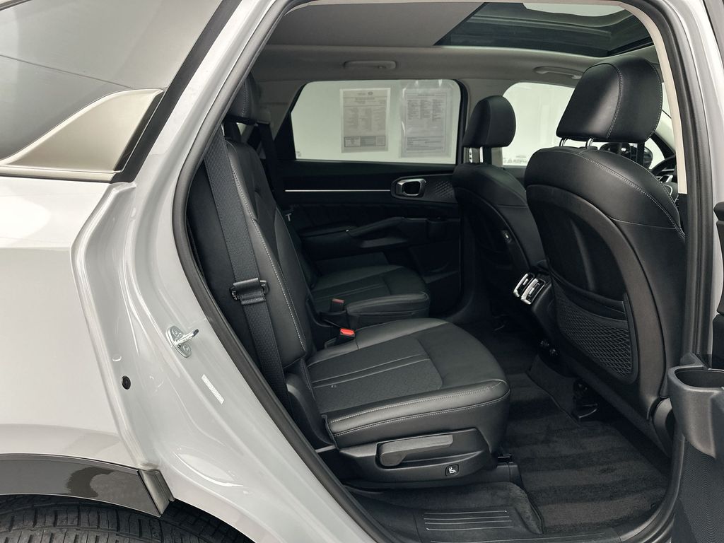 Thumbnail: 2023 Kia Sorento - 7