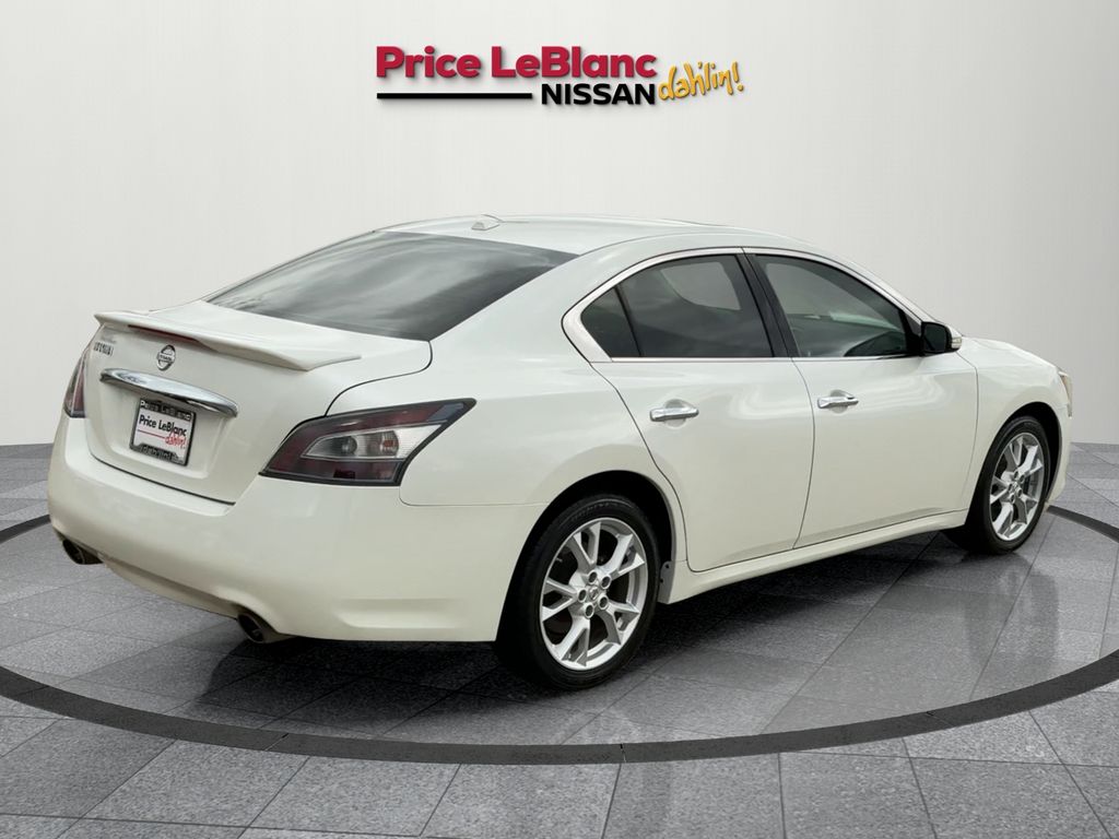 2013 Nissan Maxima 3.5 SV White at Ultimate Motorsports