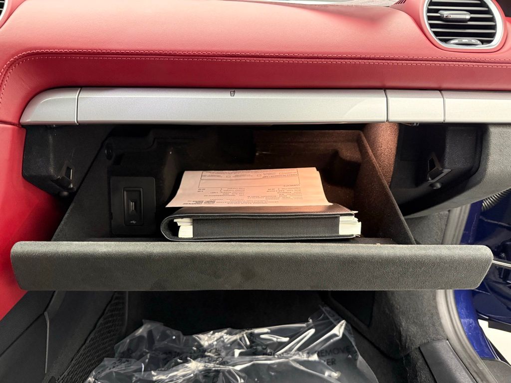 Thumbnail: 2022 Porsche  - 32