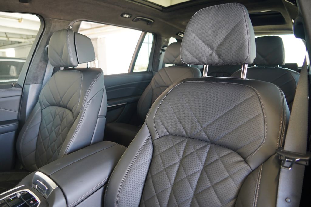 Thumbnail: 2027 BMW X7 - 12