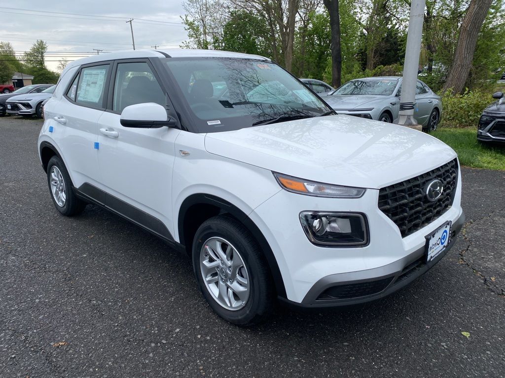Lunar White 2026 Hyundai Venue SE FWD SUV / Crossover Front-Wheel Drive Continuously Variable Transmission