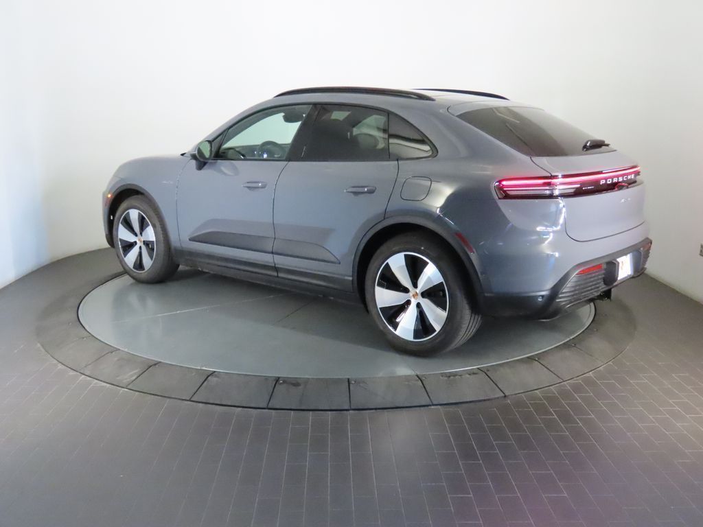 Thumbnail: 2026 Porsche Macan - 3