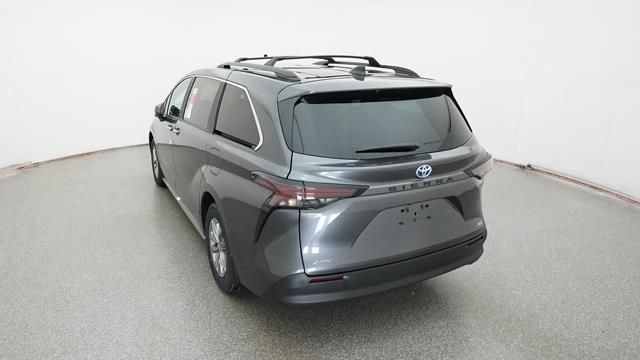 2025 Toyota Sienna XLE 2