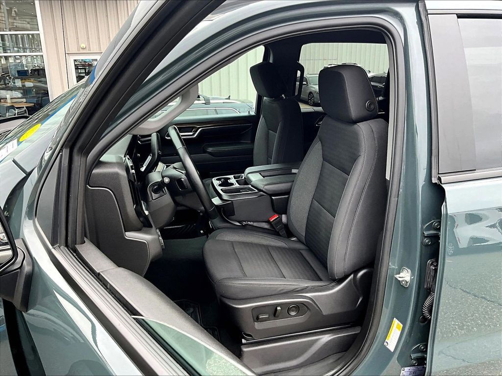 2025 Chevrolet Silverado 1500 — photo 10