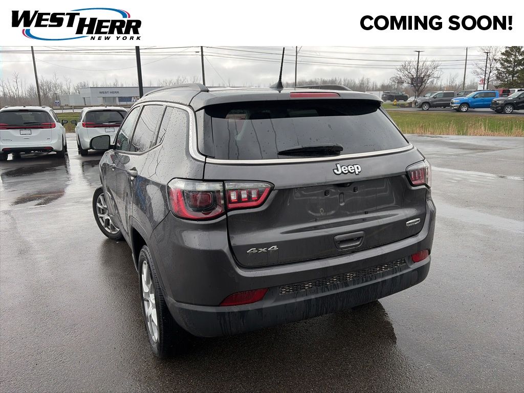 Certified Used 2022 Gray Jeep Latitude Lux image 3