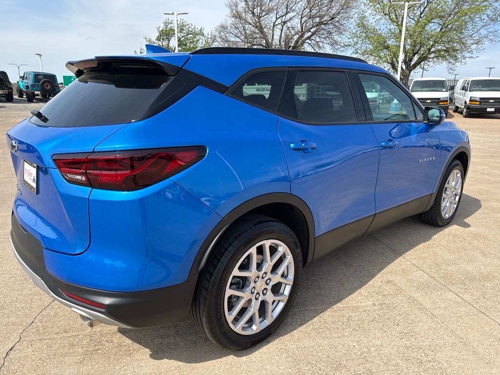 View vehicle photo 4