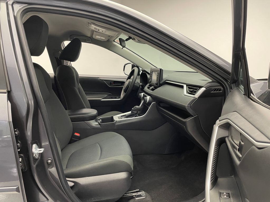 2022 Toyota RAV4 LE 16