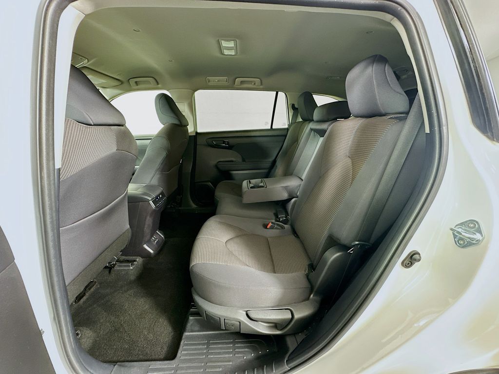 2024 Toyota Highlander LE 23
