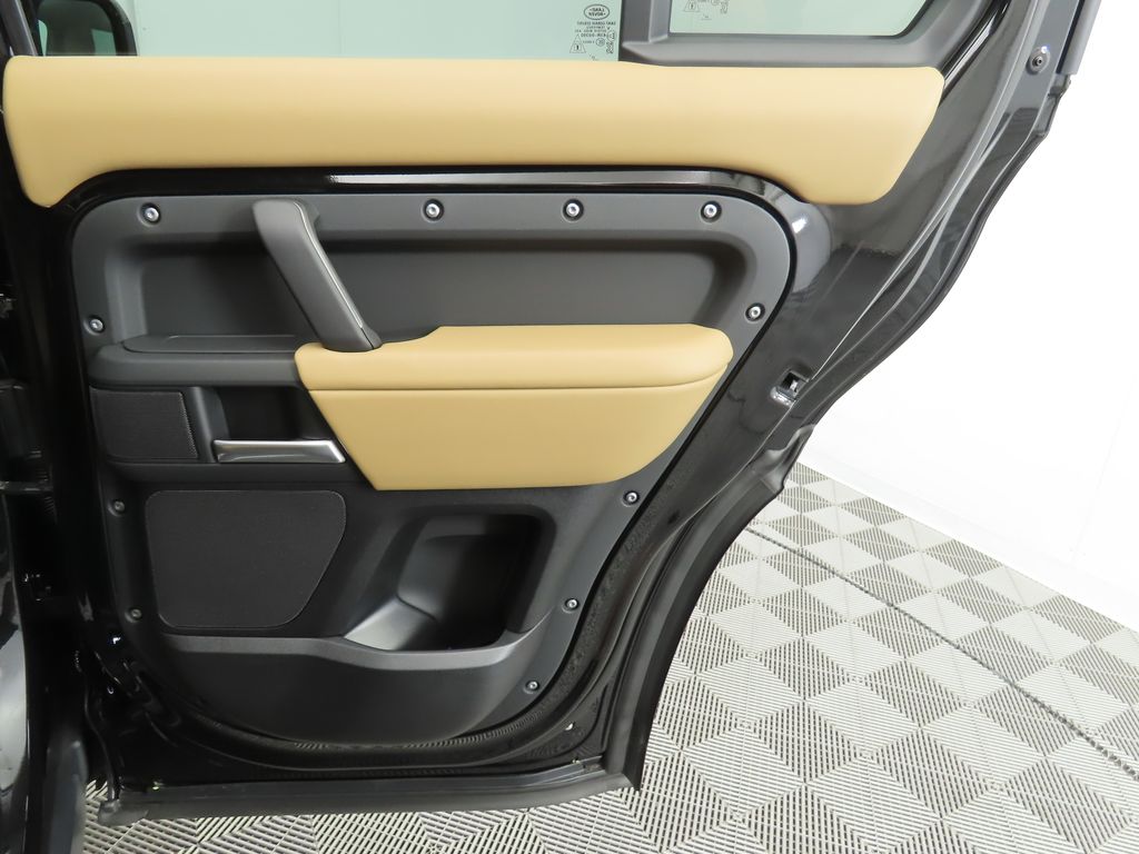 2025 Land Rover Defender 110 27