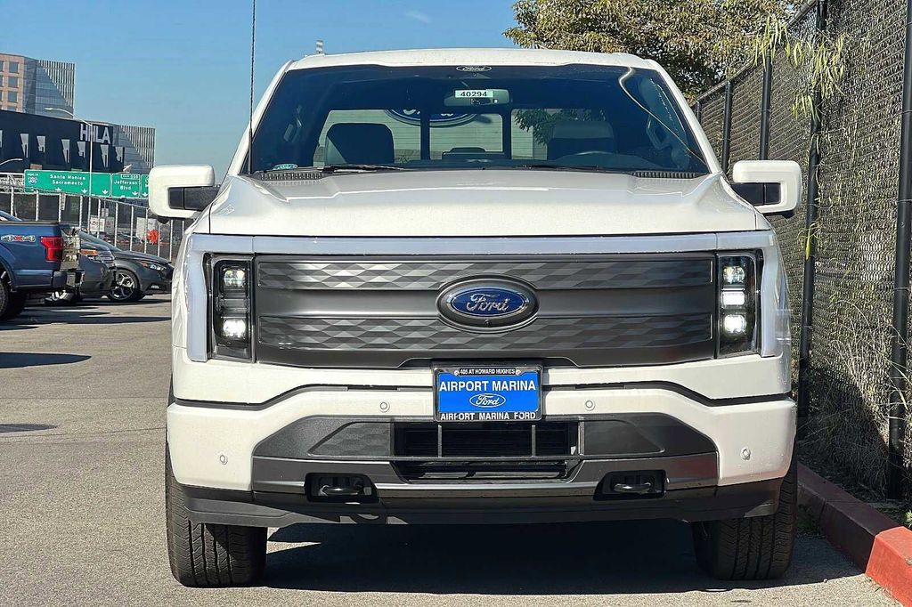 2022 Ford F-150 Lightning Lariat 11