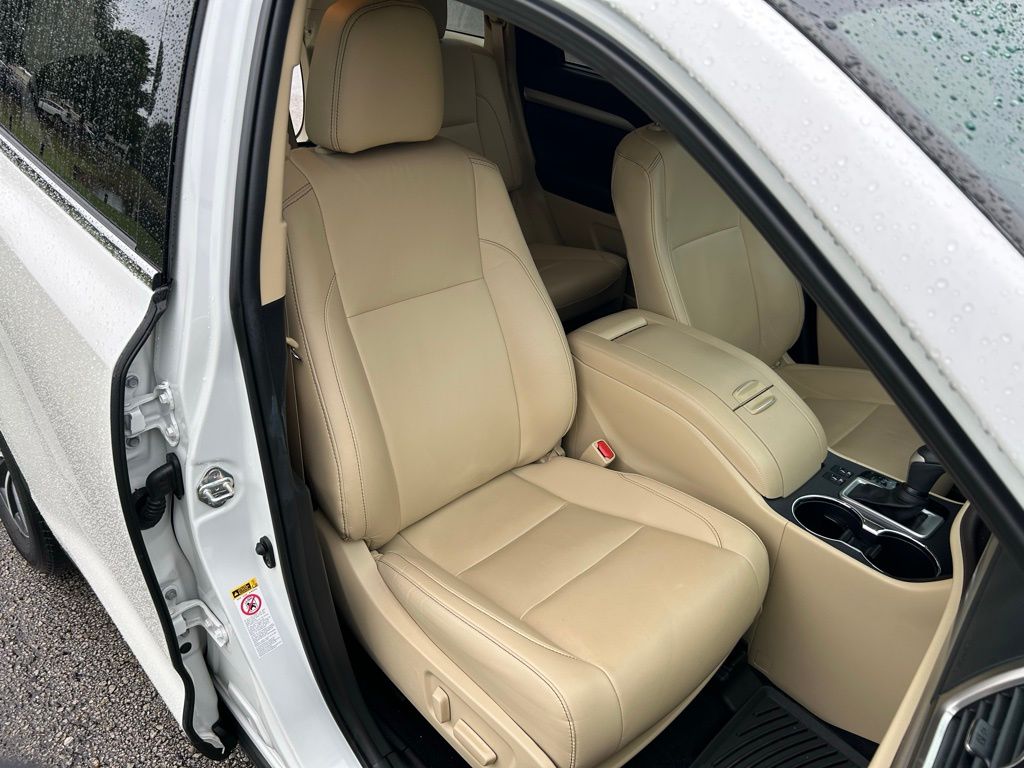 2019 Toyota Highlander SE 14
