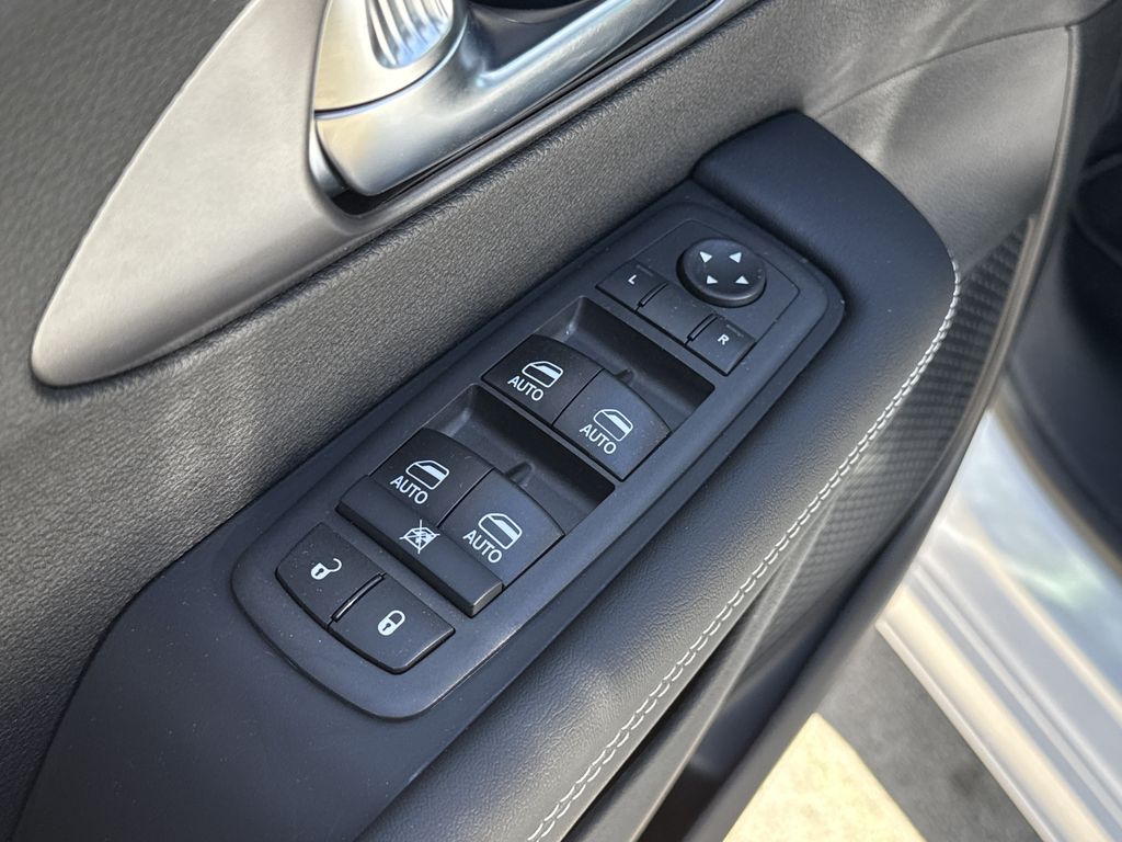 2026 Chrysler Voyager LX - 10