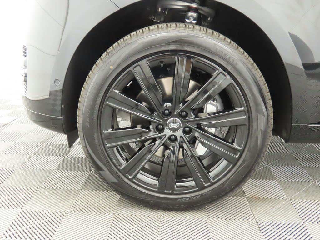 2025 Land Rover Range Rover SE 32