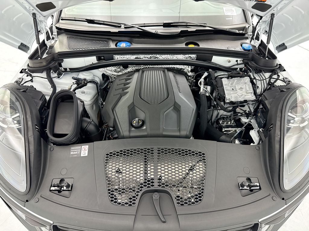 Thumbnail: 2026 Porsche Macan - 29