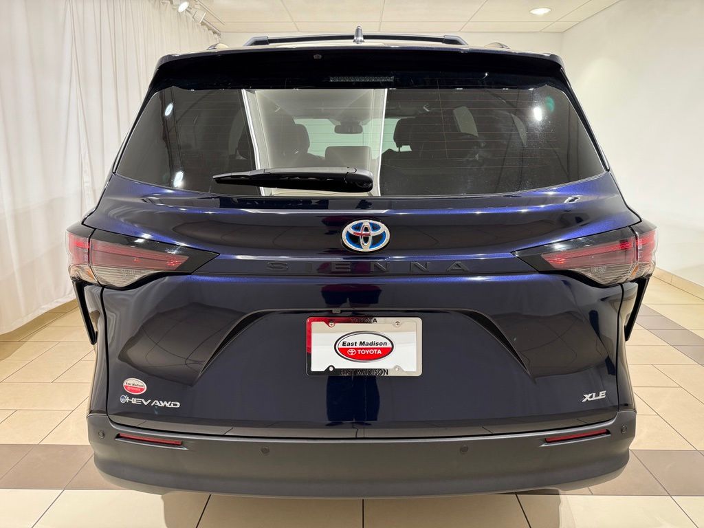 Thumbnail: 2025 Toyota Sienna - 4