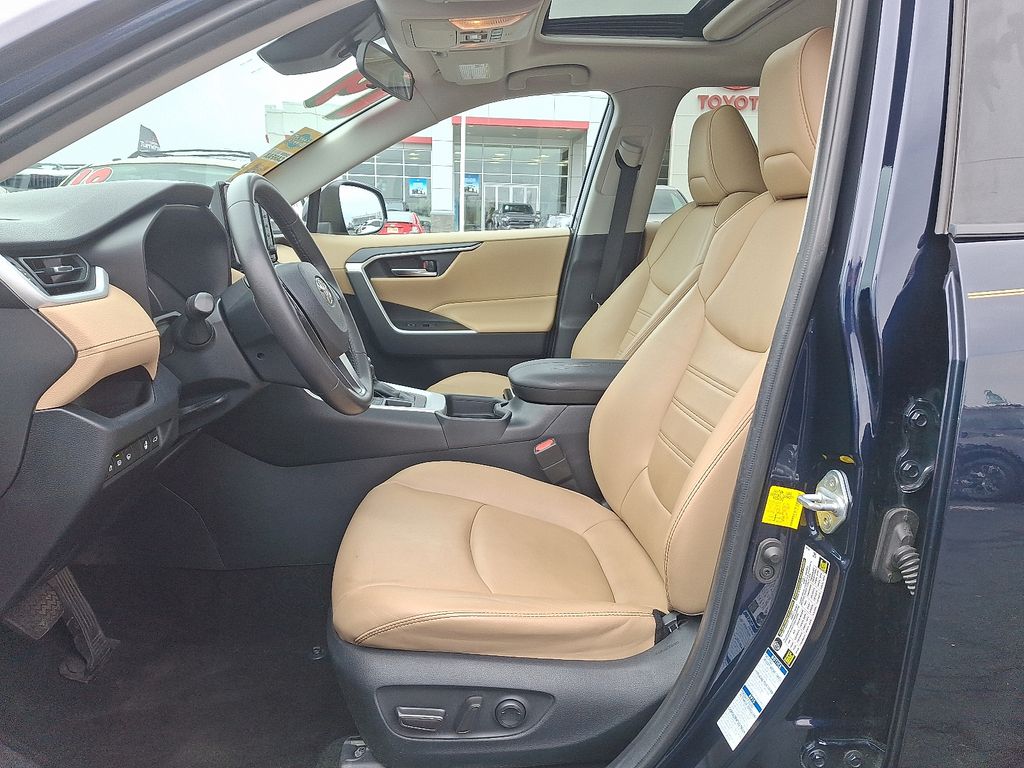 Thumbnail: 2019 Toyota RAV4 - 14