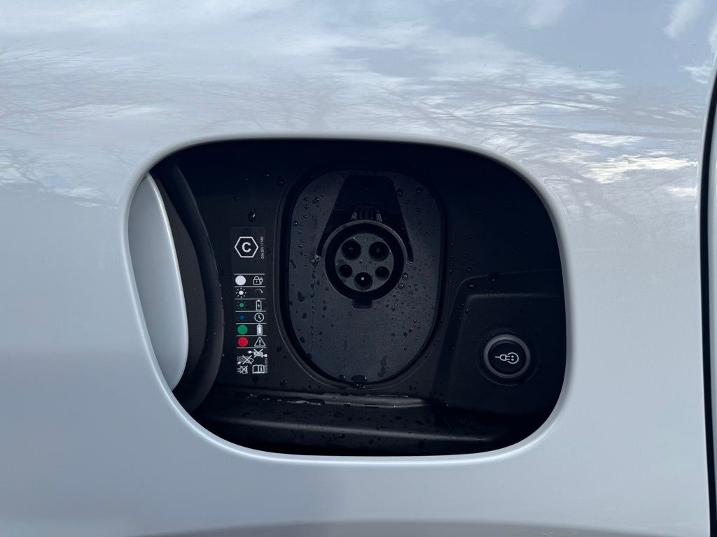 2025 Porsche Macan T 13