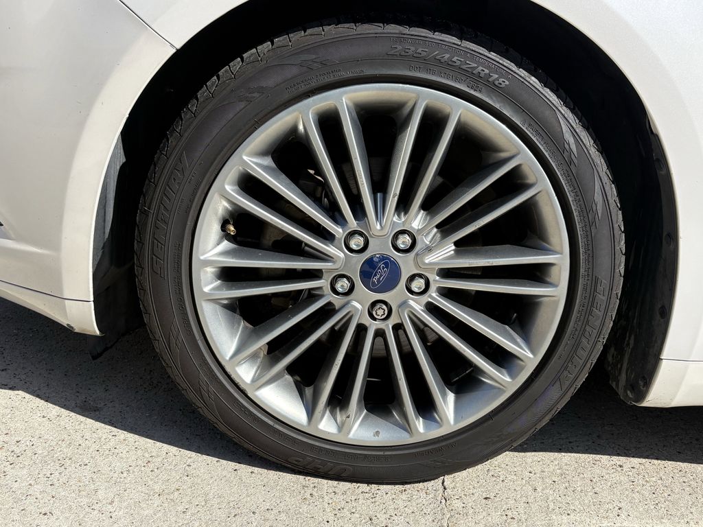 Used 2015 White Platinum Clearcoat Metallic Ford SE image 9