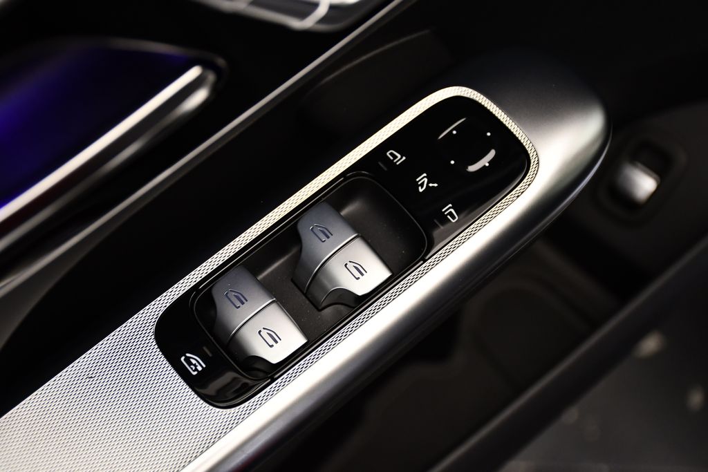 Thumbnail: 2025 Mercedes-Benz GLC - 32