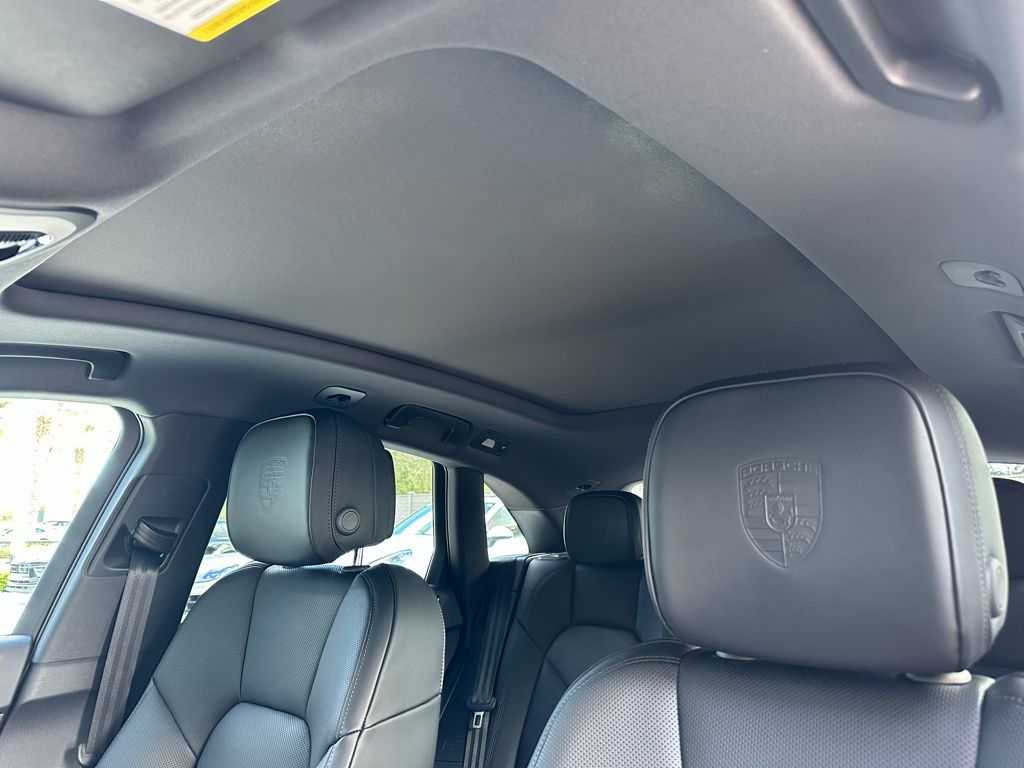 Thumbnail: 2026 Porsche Macan - 23