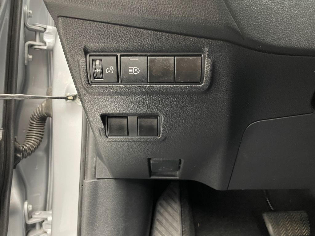 2023 Toyota Corolla Cross LE 19