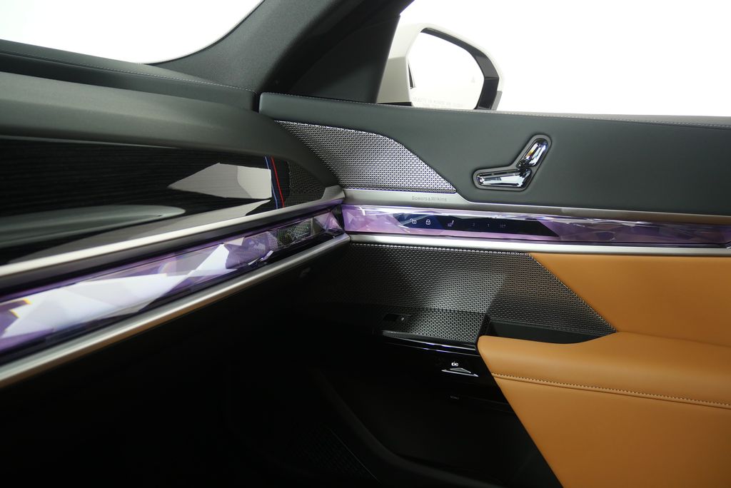 Thumbnail: 2024 BMW 7 Series - 32