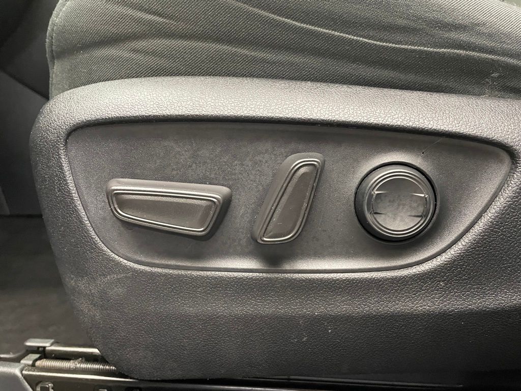 Thumbnail: 2022 Toyota RAV4 - 14