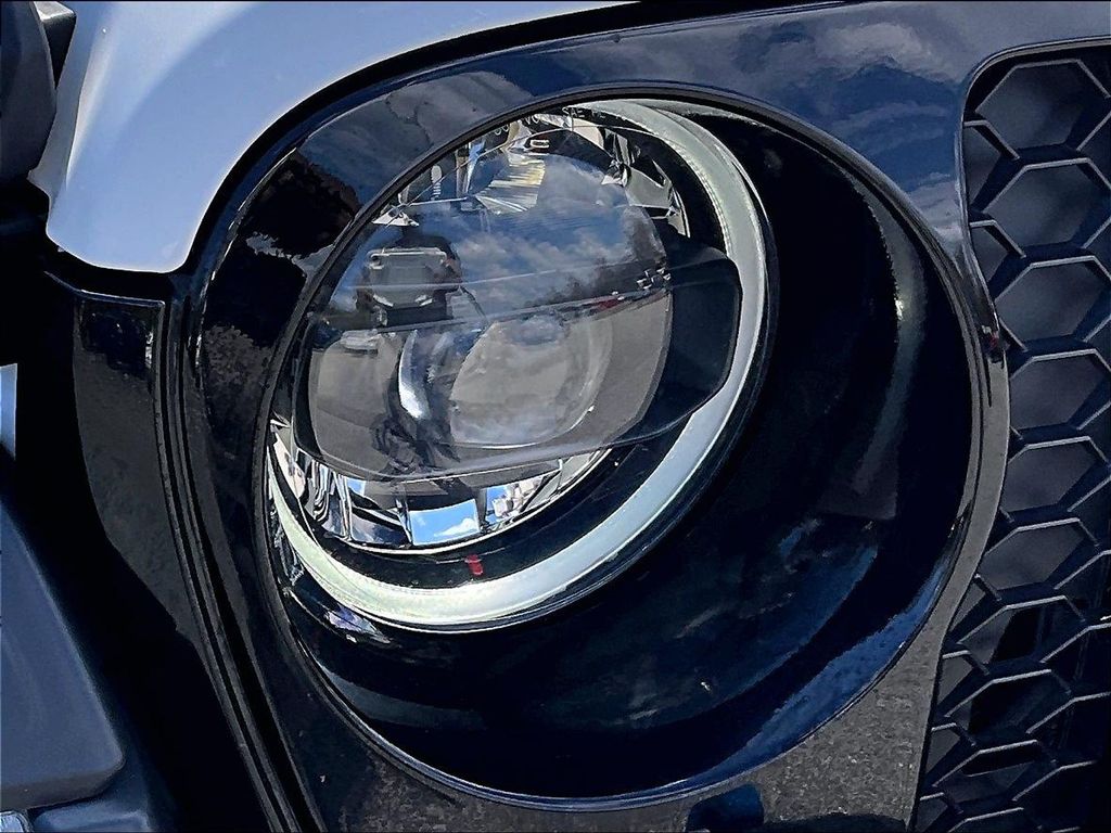 2023 Jeep Wrangler — photo 33