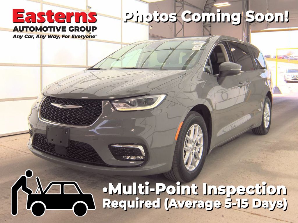 2023 Chrysler Pacifica Touring L's photo