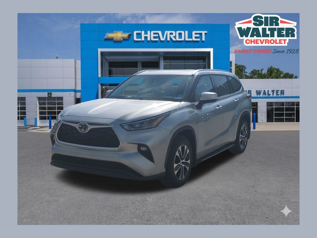 Celestial Silver Metallic 2020 Toyota Highlander XLE AWD SUV / Crossover All-Wheel Drive 8-Speed Automatic