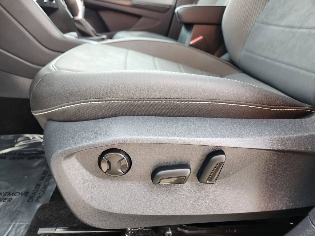 2024 Volkswagen Taos SE - Photo 8