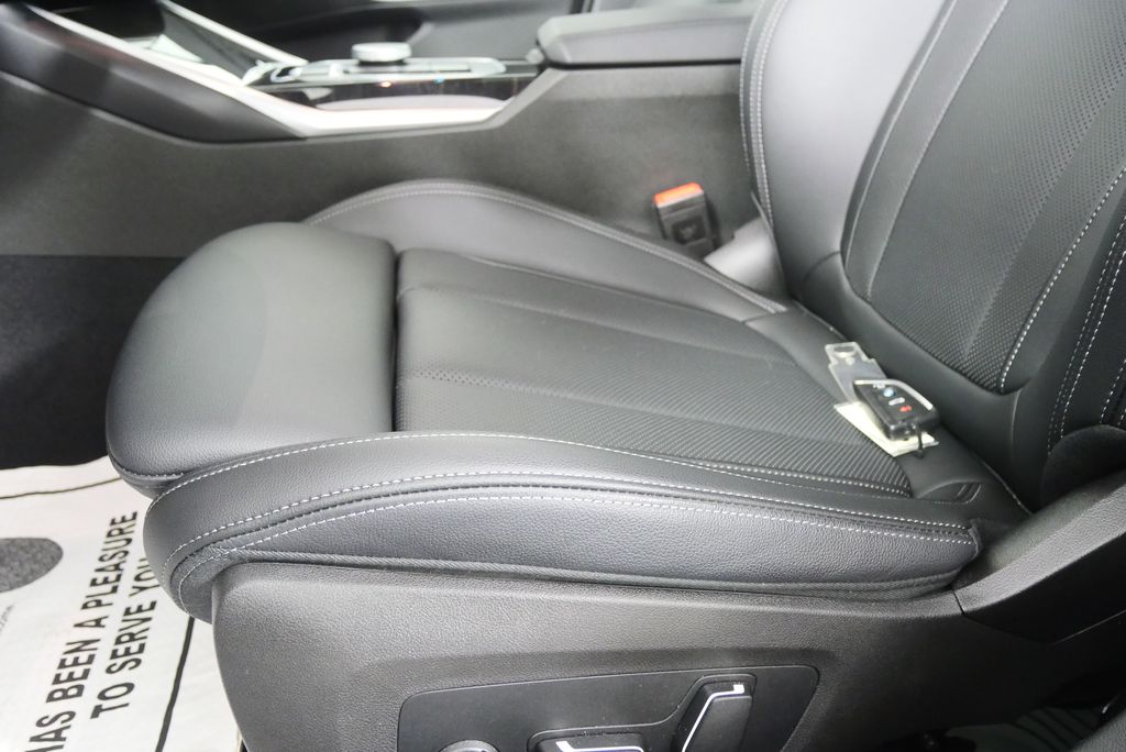 Thumbnail: 2024 BMW 3 Series - 10