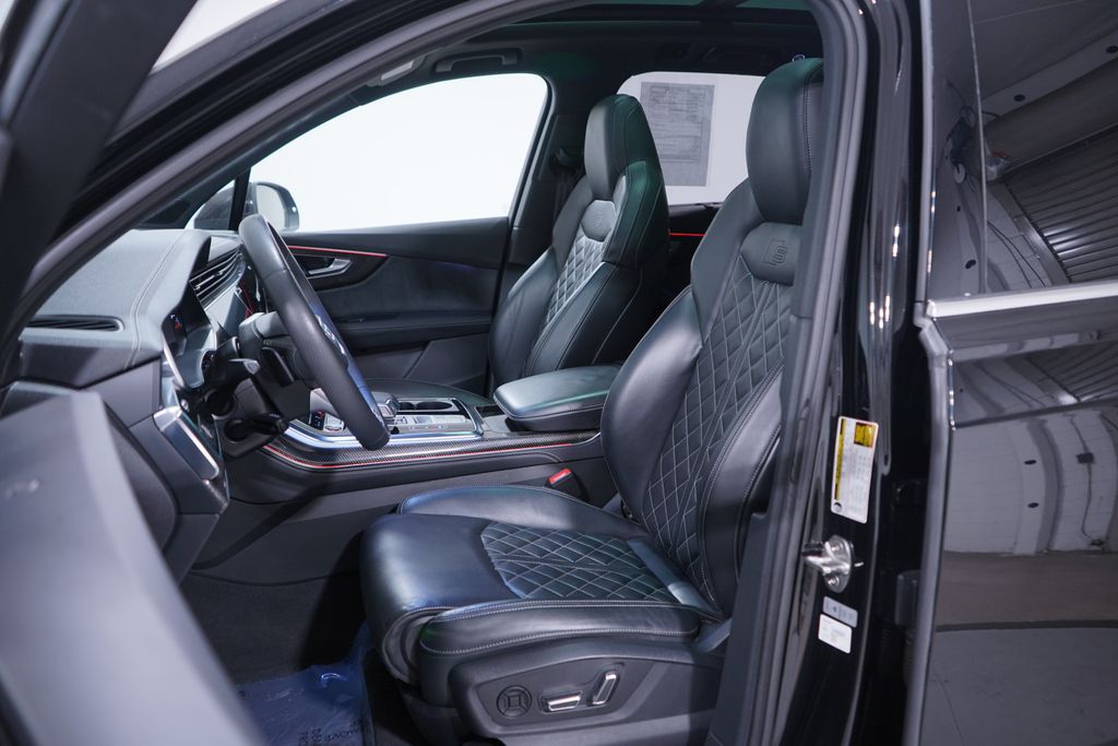 Thumbnail: 2023 Audi SQ7 - 7