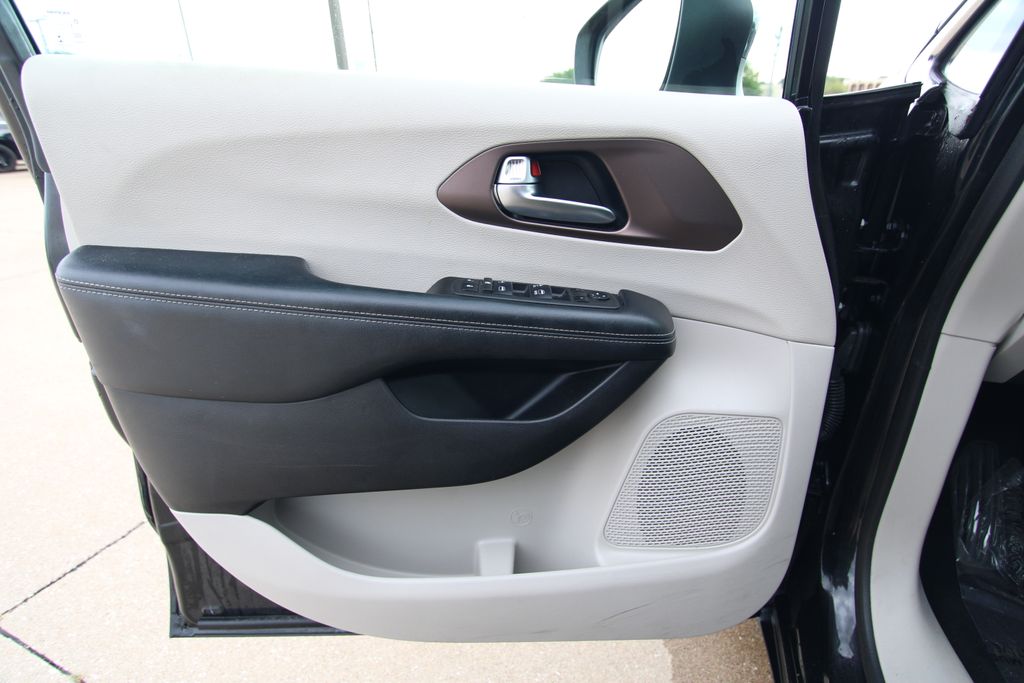 Used 2022 Chrysler Voyager Van