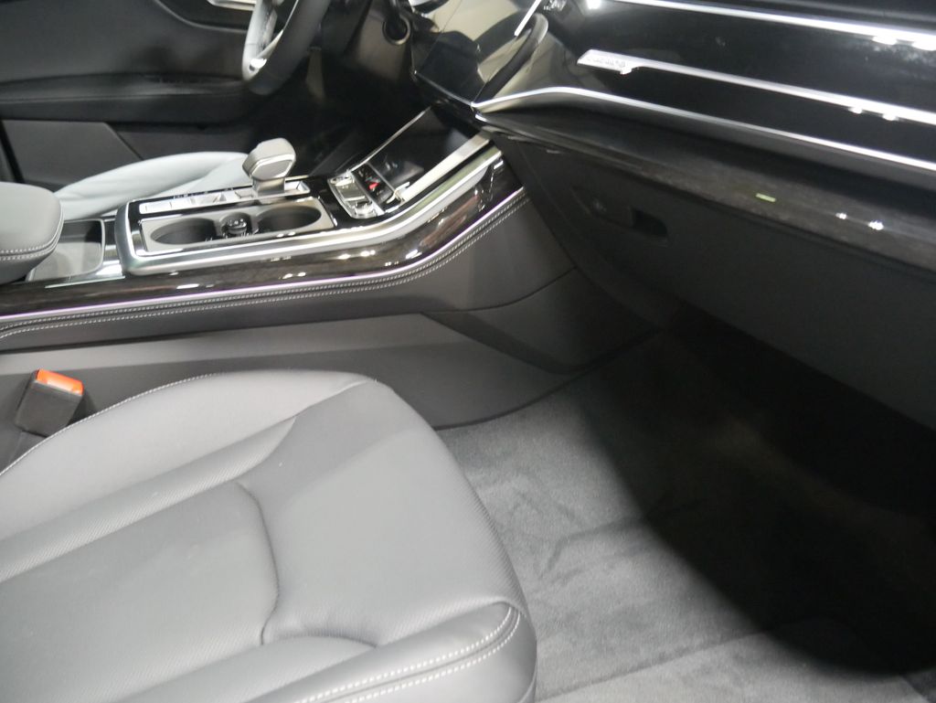 Thumbnail: 2026 Audi Q8 - 31