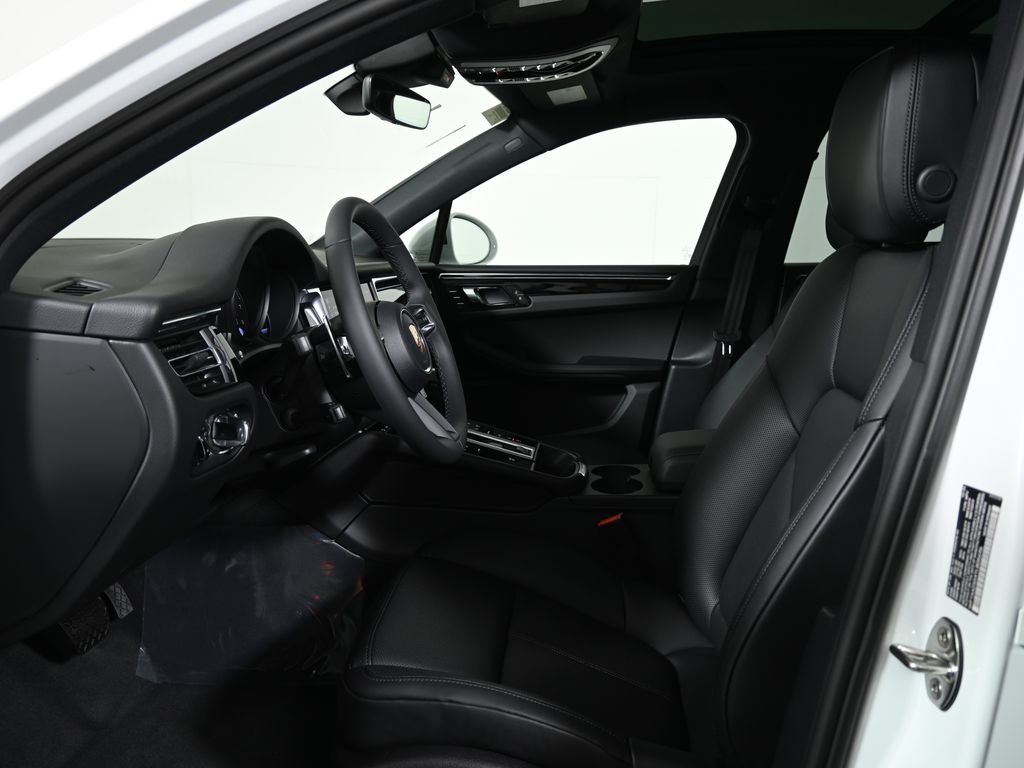 Thumbnail: 2026 Porsche Macan - 5