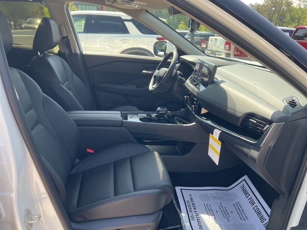 2025 Everest White Pearl Nissan Rogue SL FWD SUV
