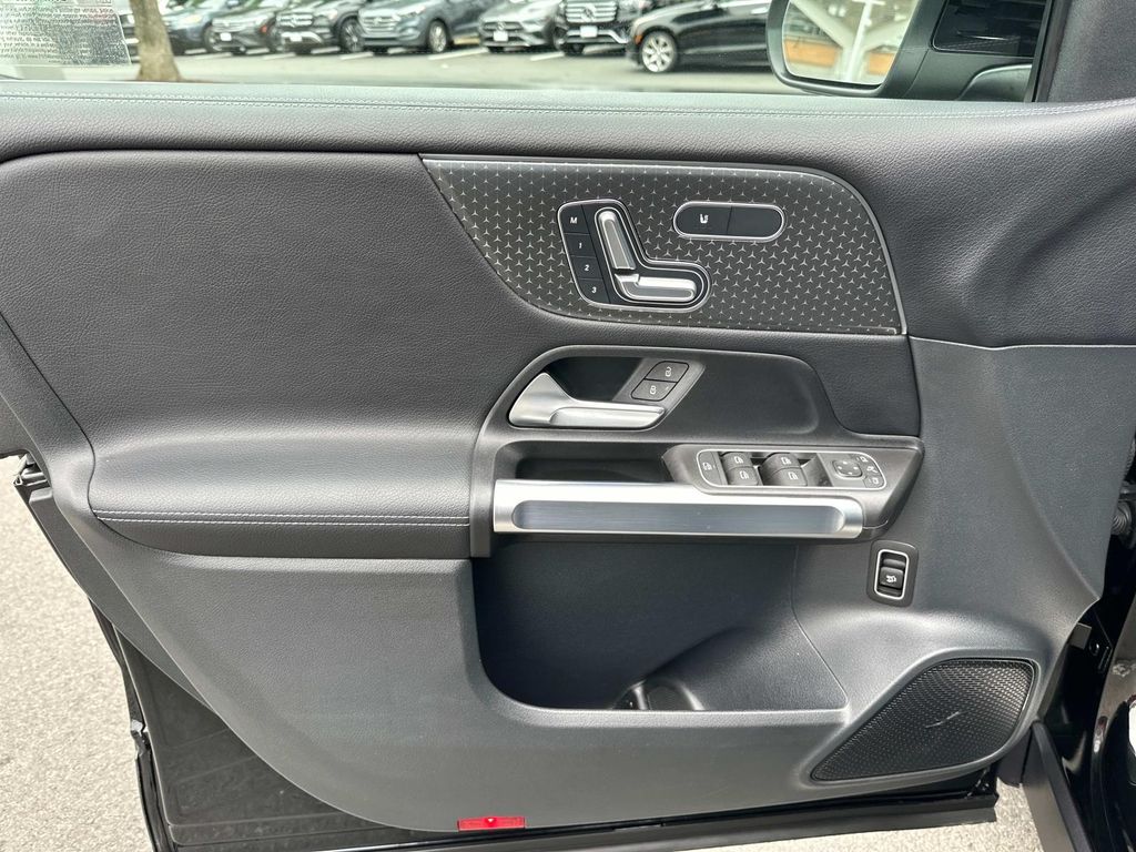 Thumbnail: 2024 Mercedes-Benz GLB - 29