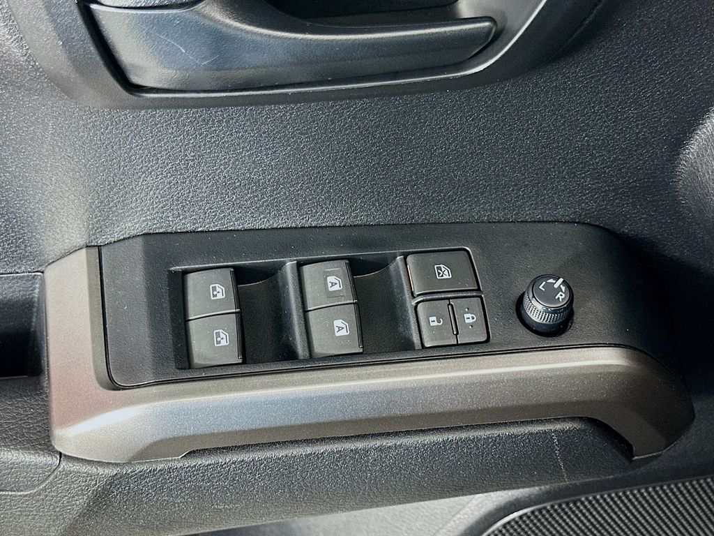 2023 Toyota Tacoma SR5 17