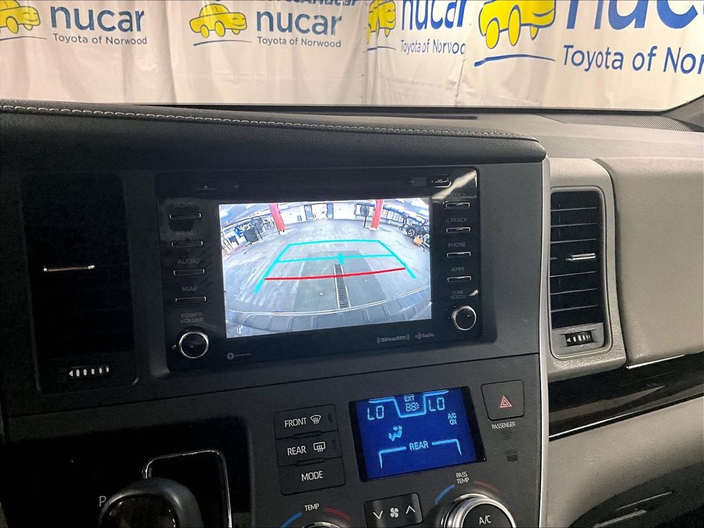 2020 Toyota Sienna — photo 19