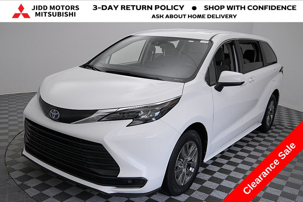 2024 Toyota Sienna LE 8-Passenger FWD