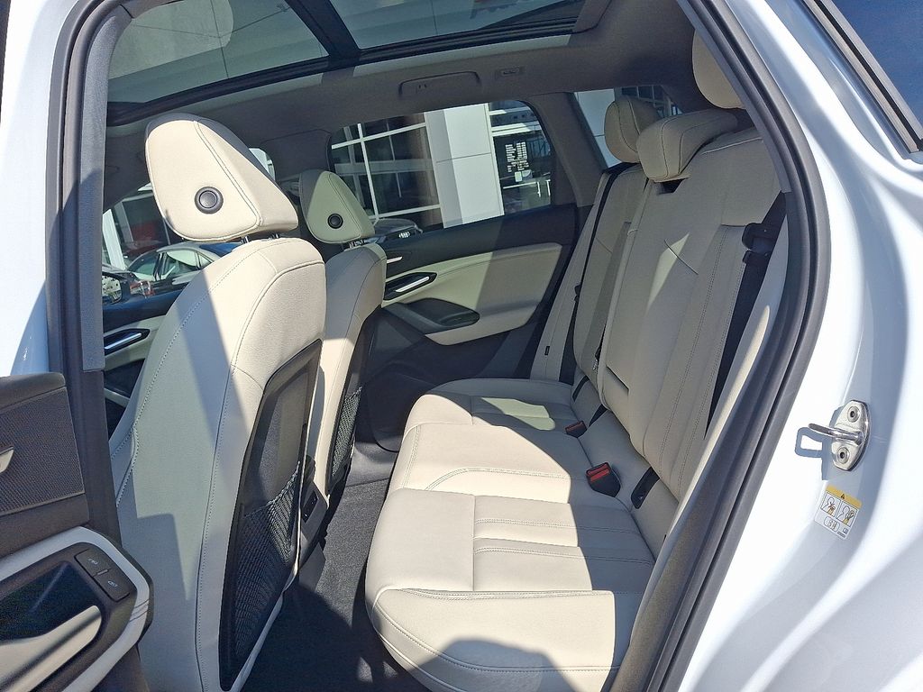 Thumbnail: 2025 Audi Q6 e-tron - 10