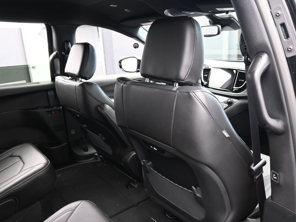 New 2026 Diamond Black Crystal Pearlcoat Chrysler Select image 41